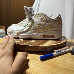 Nike Air Max  90  leather SE White Sneakers 6.5Y /women’s 8